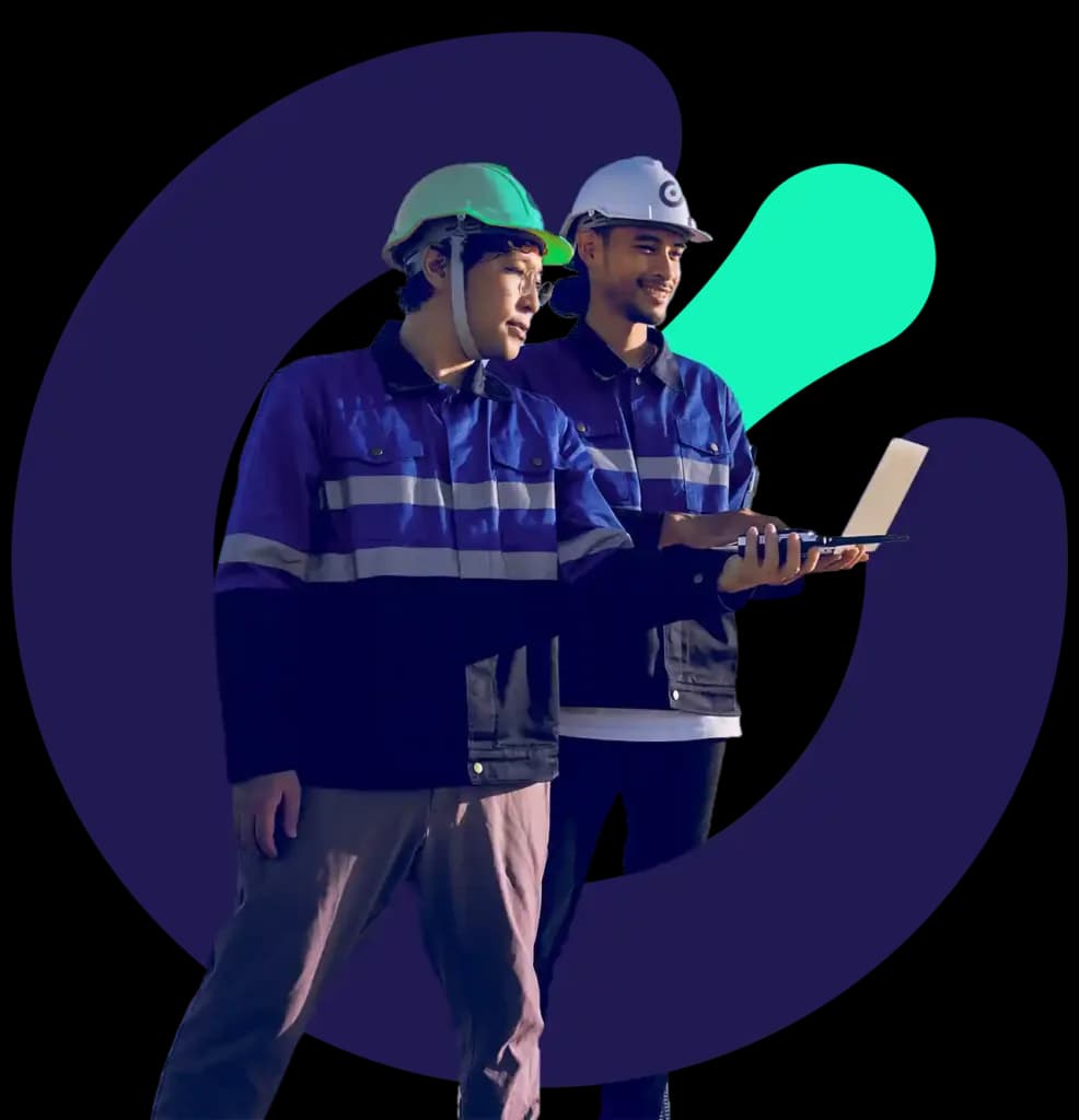 Deux techniciens On Energy en tenue de chantier consultent un ordinateur portable